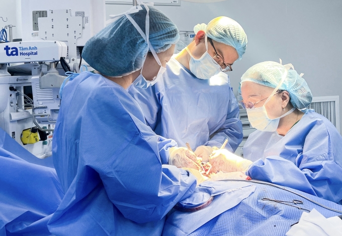 GS Chung Thủy (phải) đang phẫu thuật cho chị Dương. Ảnh: Bệnh viện Đa khoa Tâm Anh