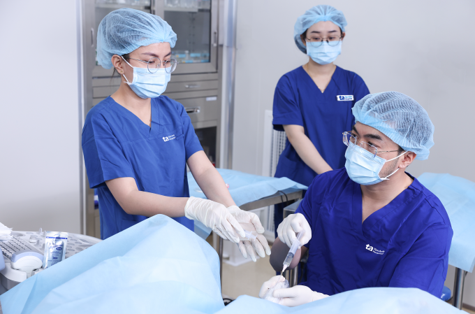 Bác sĩ Nguyên thực hiện kỹ thuật chuyển phôi giúp người bệnh đậu thai. Ảnh: Nguyễn Thắng