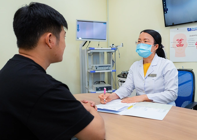 Viêm tắc tĩnh mạch xoang hang là bệnh gì? Bác sĩ Hằng đang tư vấn cho một người bệnh. Ảnh minh họa: Bệnh viện Đa khoa Tâm Anh