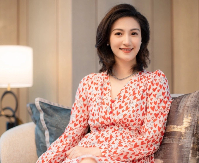 Nữ MC liệt nửa người, 11 năm sau trở thành 'phượng hoàng xe lăn' Cuộc tái sinh của nữ MC ngồi xe lăn đầu tiên ở Trung Quốc/Nữ MC đầu tiên của Trung Quốc ngồi xe lăn lên sóng/MC phượng hoàng xe lăn của Trung Quốc tái sinh sau biến cố bại liệt