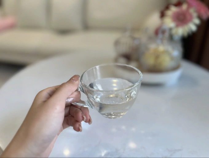 9 cách giúp giữ thận khỏe mạnh Bạn cần uống đủ chất lỏng - tốt nhất là nước - xuyên suốt cả ngày để duy trì thể tích máu tối ưu, giữ thận khỏe. Ảnh: Ngọc Phạm