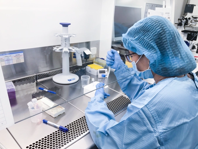 Vô sinh do béo phì Chuyên viên phôi học đang lọc rửa tinh trùng trước khi thực hiện IUI cho người bệnh. Ảnh minh họa: Bệnh viện Đa khoa Tâm Anh - Quận 8