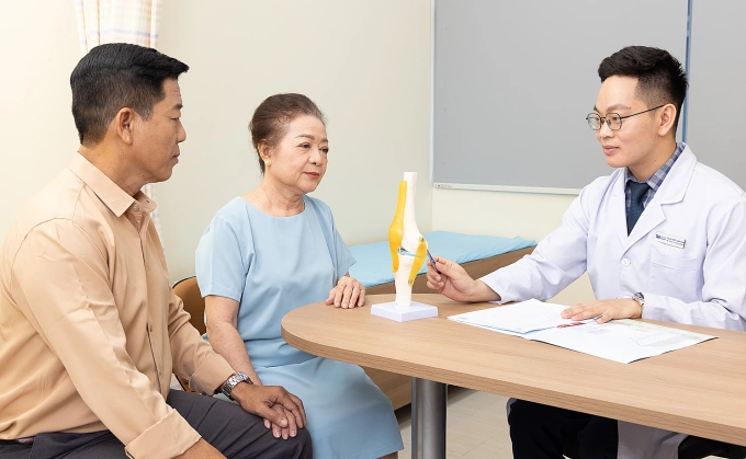 Ba phương pháp chữa loãng xương Bác sĩ Tuấn Anh giải thích tình trạng mất xương cho người bệnh. Ảnh: Bệnh viện Đa khoa Tâm Anh