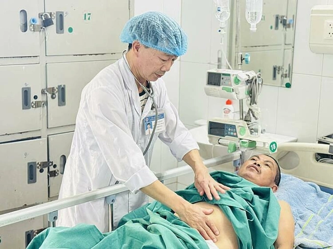 Suýt mất mạng vì nhiễm khuẩn thương hàn sau bữa nhậu Bác sĩ điều trị bệnh nhân. Ảnh: Bệnh viện cung cấp