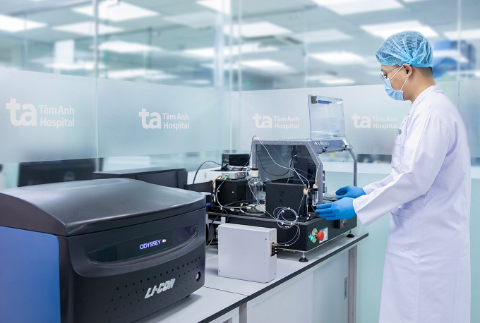 Xét nghiệm miễn phí viêm gan D phòng ngừa xơ gan, ung thư gan Kỹ thuật viên Trung tâm Xét nghiệm, Bệnh viện Đa khoa Tâm Anh vận hành hệ thống BioDot (Mỹ) thực hiện kỹ thuật Q-MAC giúp tìm kháng thể virus viêm gan D có thể gây ung thư gan. Ảnh: Bệnh viện cung cấp