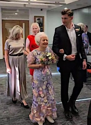 Đám cưới 'chạy đua' với chứng mất trí nhớ Bà Johnson mặc chiếc váy hoa trong ngày cưới hôm 21/11. Ảnh: