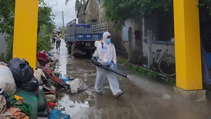 Bùn rác, xác gia súc ngổn ngang sau lũ tăng nguy cơ dịch bệnh Lực lượng y tế phun khử khuẩn và vệ sinh môi trường sau khi nước rút. Ảnh: Sở Y tế Đăk Lăk