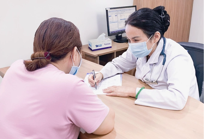 Không cần mổ thay khớp nhờ giảm cân thành công Bác sĩ Khuyên phân tích các chỉ số khối cơ thể theo kết quả đo InBody cho bà Dương. Ảnh: Bệnh viện Đa khoa Tâm Anh