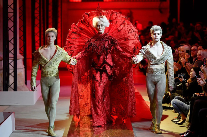 4 thói quen giúp siêu mẫu 94 tuổi 'trẻ mãi không già' Carmen DellOrefice trên sàn diễn. Ảnh: Dominique Maitre