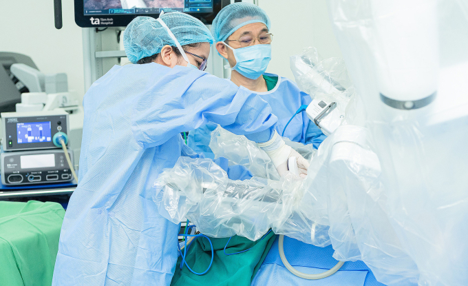 Ai có thể mổ u lồng ngực bằng robot? Bác sĩ thực hiện ca mổ cắt u phổi có sự hỗ trợ của robot. Ảnh: Thanh Luận
