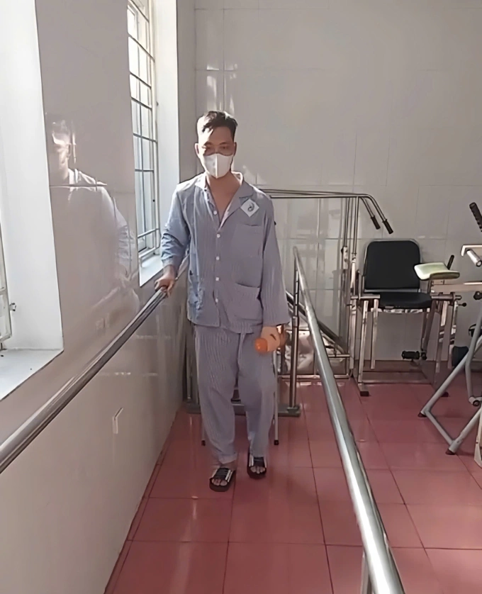Chàng trai 20 tuổi đột quỵ sau thói quen tắm đêm Hiếu hiện tại vẫn còn đang trong quá trình tập phục hồi chức năng lâu dài. Ảnh: Nhân vật cung cấp