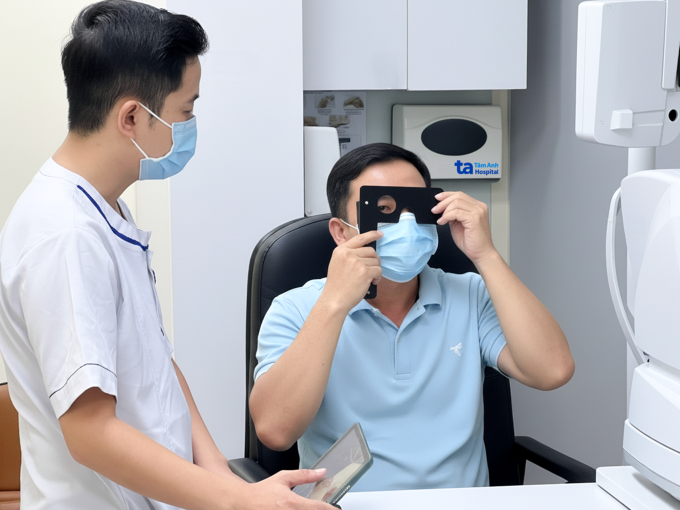 Đục thủy tinh thể ở tuổi 40 Anh Nhã kiểm tra thị lực tại Trung tâm Mắt Công nghệ cao. Ảnh: Bệnh viện Đa khoa Tâm Anh