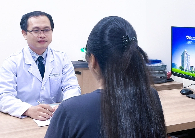 Mắc hai bệnh tự miễn vẫn sinh con khỏe mạnh Bác sĩ Tân tư vấn quá trình điều trị cho chị Mai. Ảnh: Bệnh viện Đa khoa Tâm Anh