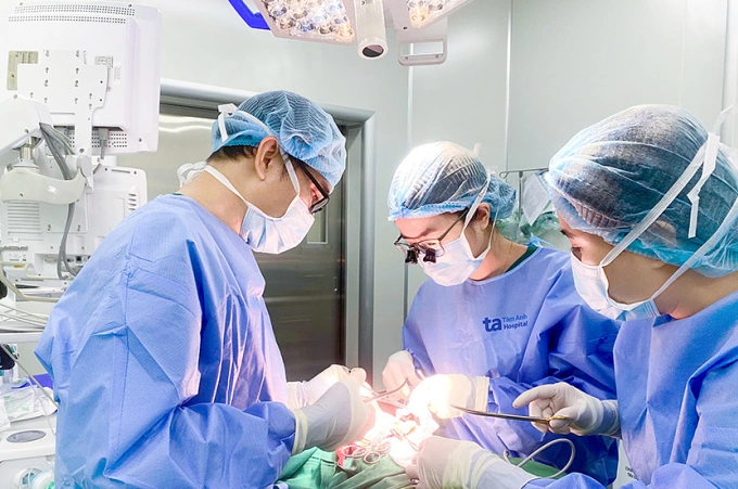 Mổ triệt căn ung thư da kết hợp tạo hình mũi Bác sĩ Huân (trái)và bác sĩ Khánh (giữa) phẫu thuật cho chị Huyền. Ảnh: Bệnh viện Đa khoa Tâm Anh