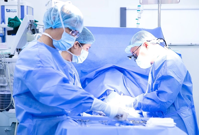 Bé trai bị áp xe do rò khe mang ở vùng cổ Bác sĩ Trọng phẫu thuật bóc tách đường rò cho bệnh nhi. Ảnh: Bệnh viện Đa khoa Tâm Anh