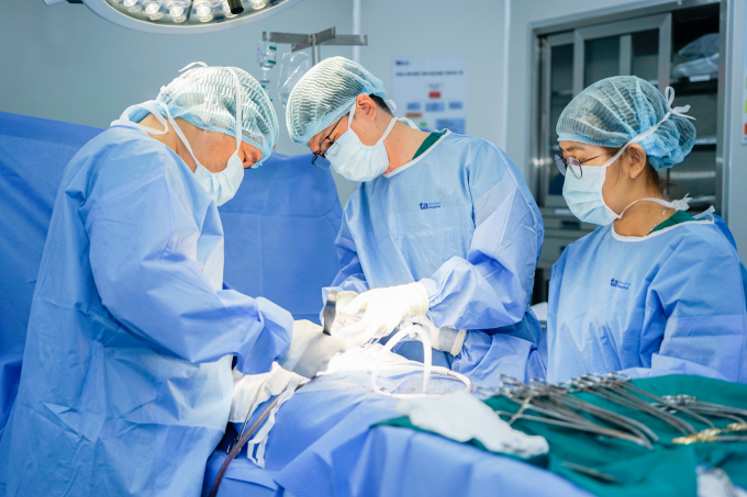 Ung thư nội mạc tử cung sau mãn kinh Êkíp bác sĩ phẫu thuật mở bụng, cắt tử cung và hai phần phụ, nạo hạch cho bà Sương. Ảnh: Tuệ Diễm