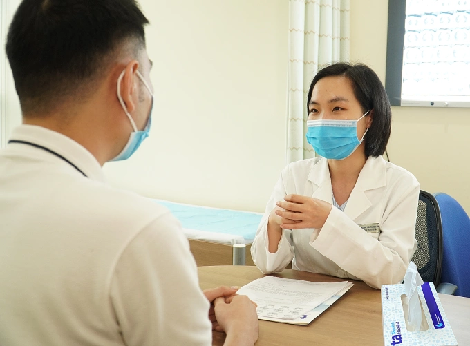 Vì sao nam giới dễ bị ngưng thở khi ngủ? Bác sĩ Lan khám cho bệnh nhân..Ảnh minh họa: Bệnh viện Đa khoa Tâm Anh