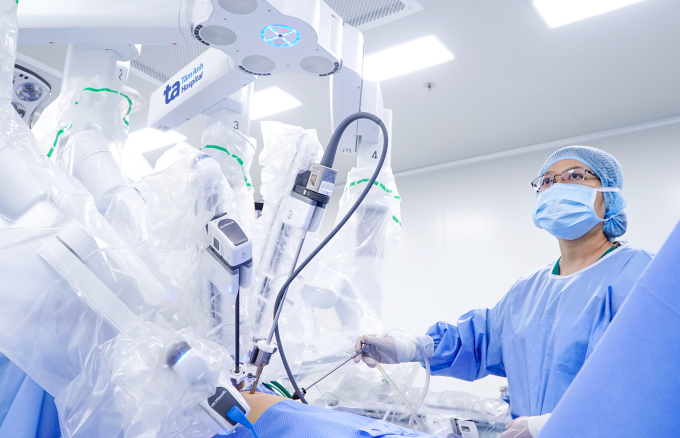 Robot phẫu thuật cắt u nội mạc tử cung Bác sĩ Yến Thu tham gia kíp mổ robot cắt tử cung và phần phụ phải cho chị Trang. Ảnh: Trung Vũ