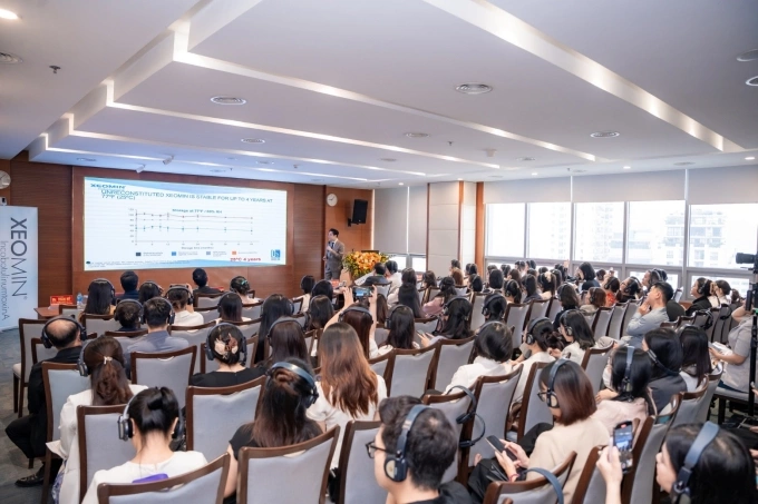 Tập huấn chuyên sâu hoạt chất Incobotulinum toxin A ở Hà Nội PGS.BS Vasanop Vachiramon trình bày báo cáo. Ảnh: AH