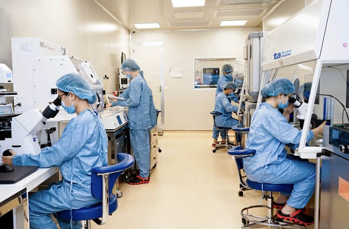 Có con sau hơn 30 năm vô sinh Hệ thống phòng lab trong lab tại IVF Tâm Anh giúp tăng tỷ lệ nuôi cấy phôi thành công. Ảnh: Thanh Luận
