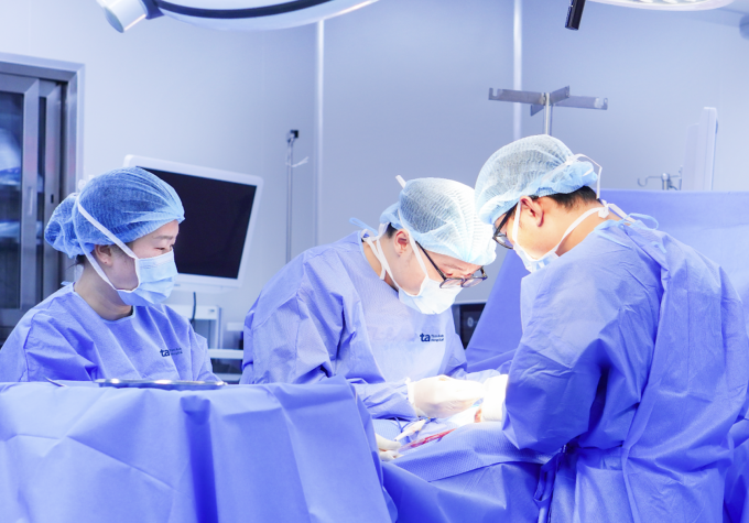 Hoại tử một bên tinh hoàn Bác sĩ Phước (giữa) cùng êkíp phẫu thuật cắt tinh hoàn hoại tử cho người bệnh. Ảnh: Duy Dương