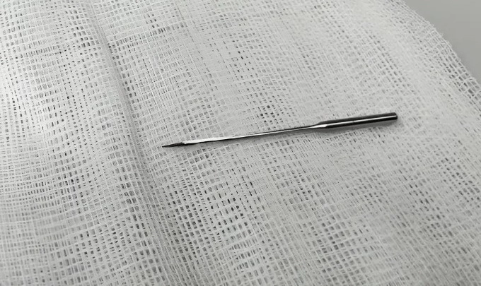 Nuốt kim khâu khi chơi, bé 11 tuổi suýt thủng ruột Kim may bằng sắt dài khoảng 4 cm được lấy ra khỏi đường tiêu hóa bệnh nhi. Ảnh: Bệnh viện cung cấp