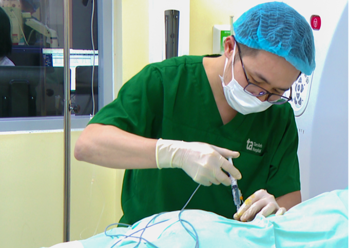 Đốt sóng cao tần giảm đau do thoát vị đĩa đệm Bác sĩ Khánh thực hiện đốt sóng cao tần cho người bệnh. Ảnh: Bệnh viện Đa khoa Tâm Anh