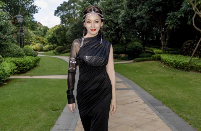 Chuyên gia giải mã bí quyết 'lão hóa ngược' của Triệu Nhã Chi Triệu Nhã Chi, được mệnh danh Nữ hoàng cổ trang, có nhan sắc, vóc dáng nổi bật dù đã ngoài 70 tuổi. Ảnh: Oriental Daily