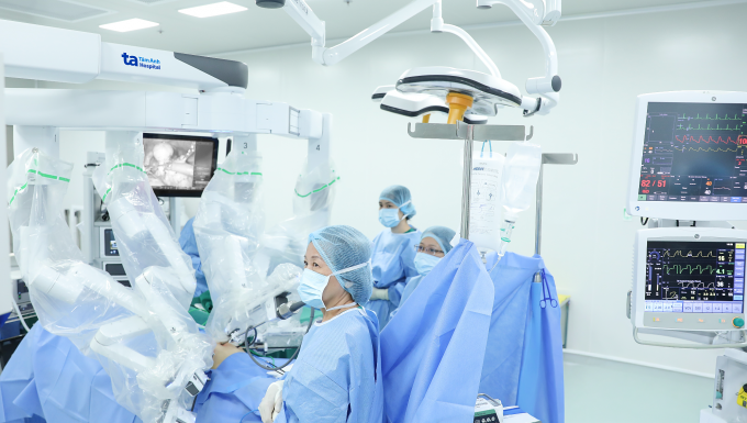 Robot dẫn đường bác sĩ bóc u xơ tử cung ở vị trí khó Êkíp phẫu thuật bóc u xơ tử cung cho chị Minh. Ảnh: Trung Vũ