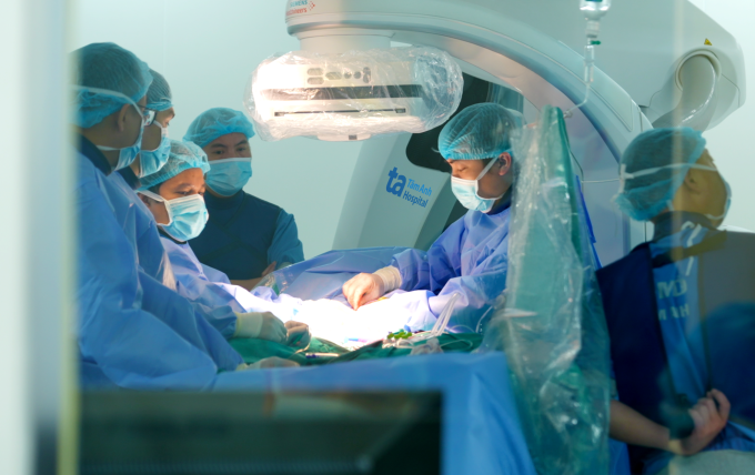 Tắc hẹp mạch máu đa cơ quan, nhồi máu cơ tim Êkíp can thiệp tái thông mạch cho người bệnh. Ảnh: Bệnh viện Đa khoa Tâm Anh