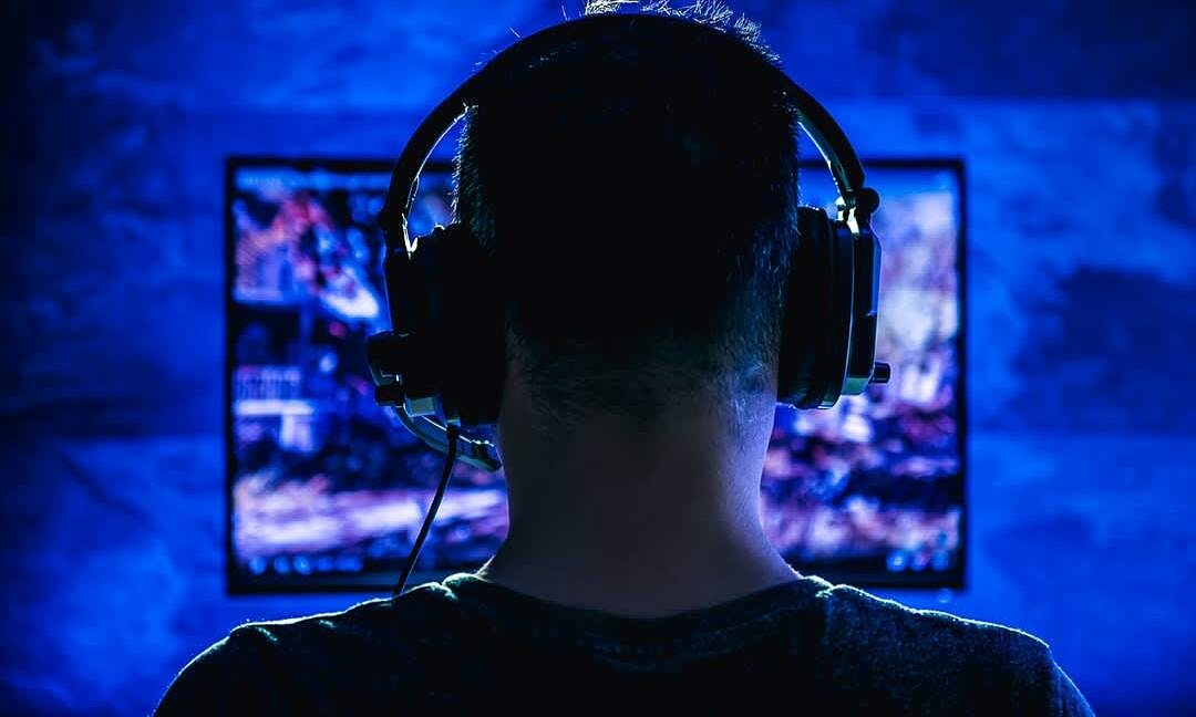 "Đột quỵ mắt" bởi chơi điện tử thâu đêm