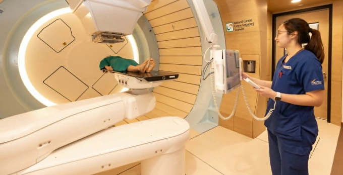 Chiến thắng ung thư nhờ phác đồ điều trị 'may đo' riêng Điều trị tại Trung tâm Ung thư Quốc gia Singapore. Ảnh: NSC