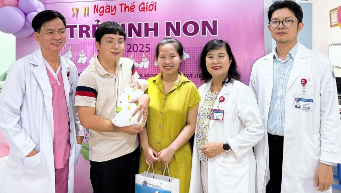 97 ngày cứu bé sinh non 'nhỏ như hộp sữa' Các bác sĩ Bệnh viện Hùng Vương chúc mừng khi bé xuất viện. Ảnh: Bệnh viện cung cấp