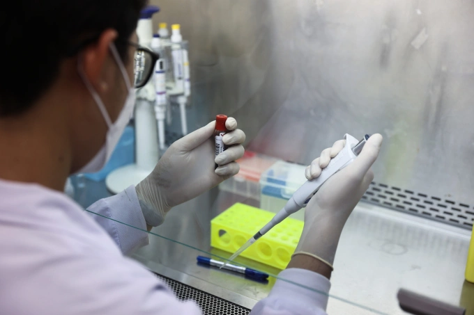 Thêm 5.000 ca HIV mỗi năm, TP HCM tập trung dự phòng nhóm tình dục đồng giới nam Nhân viên y tế làm xét nghiệm. Ảnh: Quỳnh Trần