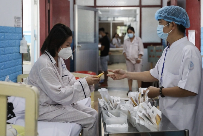 'Sốt xuất huyết không còn là bệnh của trẻ em' Điều trị sốt xuất huyết tại Bệnh viện Bệnh Nhiệt đới TP HCM. Ảnh: Quỳnh Trần