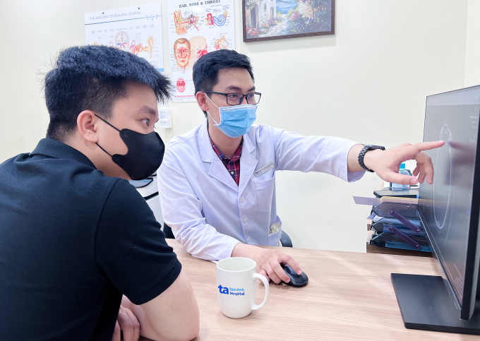 Viêm xoang chảy máu mũi có nguy hiểm không? Bác sĩ Nguyên đang tư vấn cho một người bệnh. Ảnh: Phòng khám Đa khoa Tâm Anh