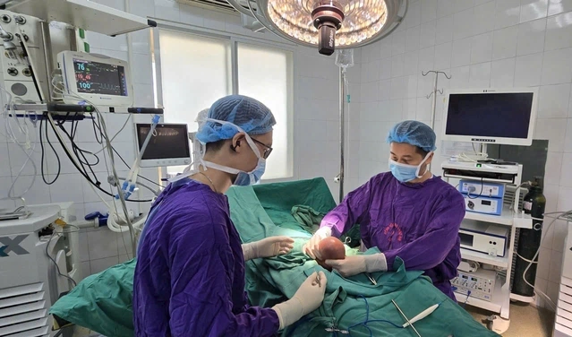 Ung thư tinh hoàn giai đoạn muộn ở tuổi 19 Bác sĩ phẫu thuật cho bệnh nhân. Ảnh: Bệnh viện cung cấp