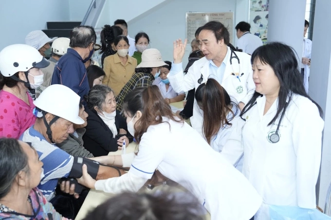 Bác sĩ Bạch Mai hỗ trợ y tế 1.300 người dân vùng lũ Các bác sĩ Bạch Mai thăm khám cho người dân vùng lũ. Ảnh: Thế Anh