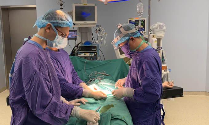 Dấu hiệu bất thường ở cơ thể cảnh báo nguy cơ vô sinh Các bác sĩ phẫu thuật cho bệnh nhân mắc dị tật vùng sinh dục. Ảnh: Bệnh viện cung cấp