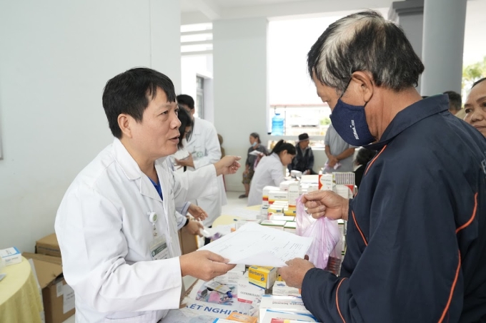 Bác sĩ Bạch Mai hỗ trợ y tế 1.300 người dân vùng lũ Người dân được nhận thuốc miễn phí. Ảnh: Thế Anh