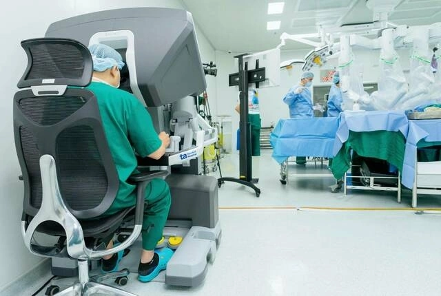 8 giờ đại phẫu bằng robot cắt hai khối u hiểm hóc Screenshot-2025-11-30-at-23-06-9165-8357