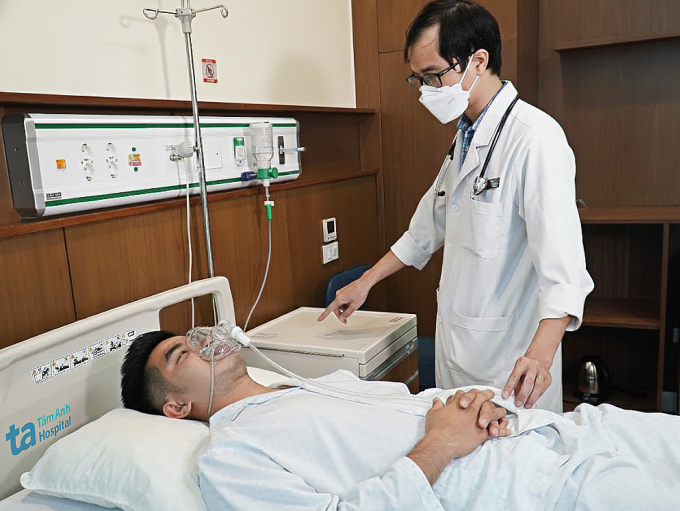 Hít phải khói đám cháy nguy hiểm thế nào Điều trị cho bệnh nhân ngạt khói.Ảnh minh họa: Bệnh viện Đa khoa Tâm Anh