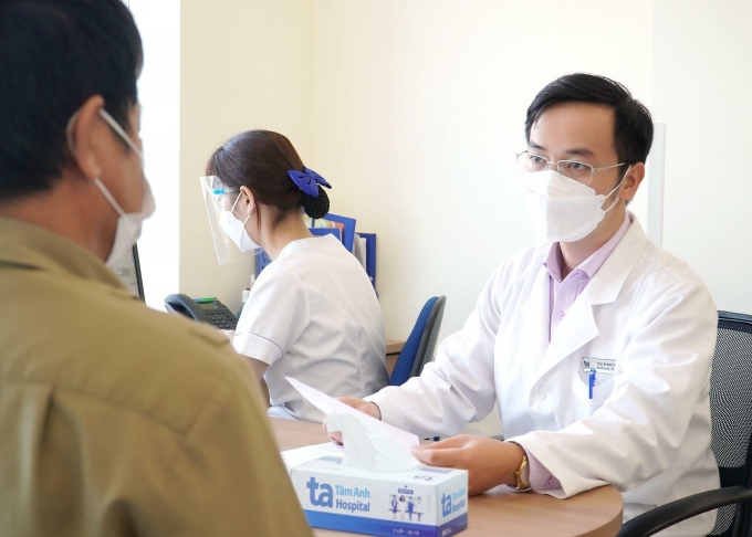 Bị cúm A có uống kháng sinh được không? Bác sĩ khám cho bệnh nhân cúm A. Ảnh minh họa: Bệnh viện Đa khoa Tâm Anh Hà Nội