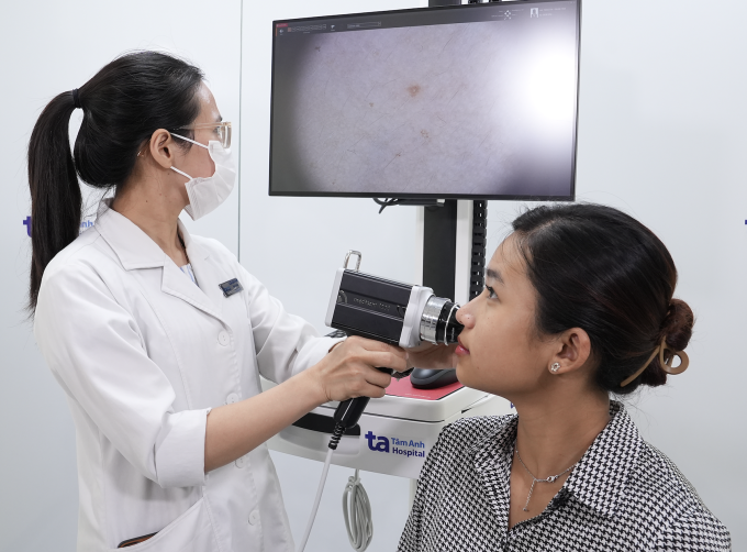 4 sai lầm khiến mụn trứng cá dai dẳng Bác sĩ khoa Da liễu soi da cho một người bệnh sau điều trị mụn trứng cá. Ảnh minh họa: Bệnh viện Đa khoa Tâm Anh