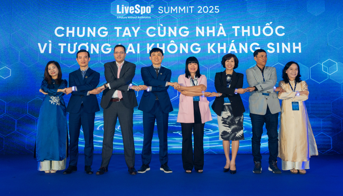 Chuyên gia bàn giải pháp giảm lạm dụng kháng sinh Đại diện nhà thuốc, chuyên gia và LiveSpo thực hiện nghi thức cam kết hướng tới Tương lai không kháng sinh. Ảnh: LiveSpo Pharma
