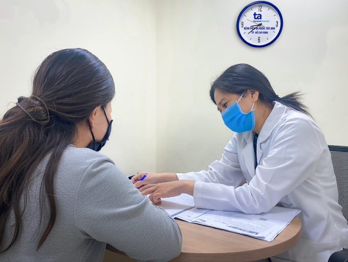 Thận quá tải sau ba năm tăng cân Bác sĩ Trâm phân tích các chỉ số xét nghiệm cho chị Thủy. Ảnh: Bệnh viện Đa khoa Tâm Anh