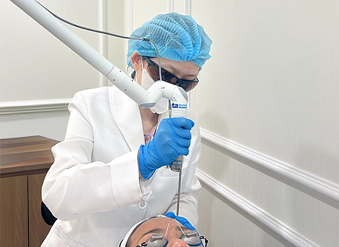 Mặt đen sạm do dị ứng mỹ phẩm Bác sĩ sử dụng laser pico để giảm tình trạng tăng sắc tố da cho chị Hồng. Ảnh: Bệnh viện Đa khoa Tâm Anh