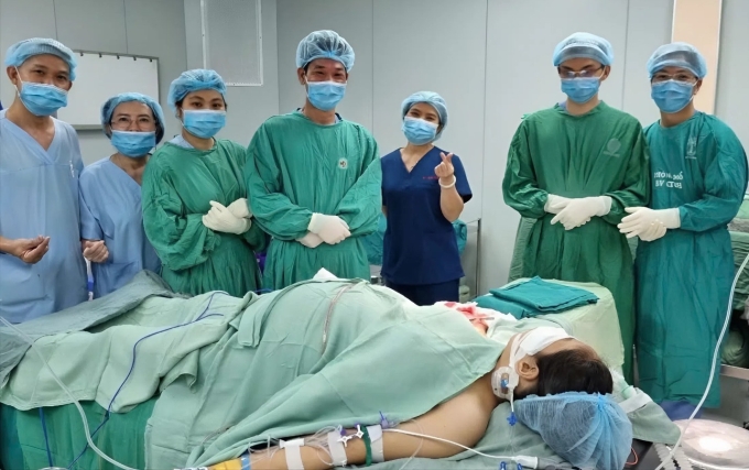 Bàn tay 'sống' ở chân thai phụ hai tháng được nối lại Y bác sĩ phẫu thuật cho bệnh nhân. Ảnh: Quỳnh Trần