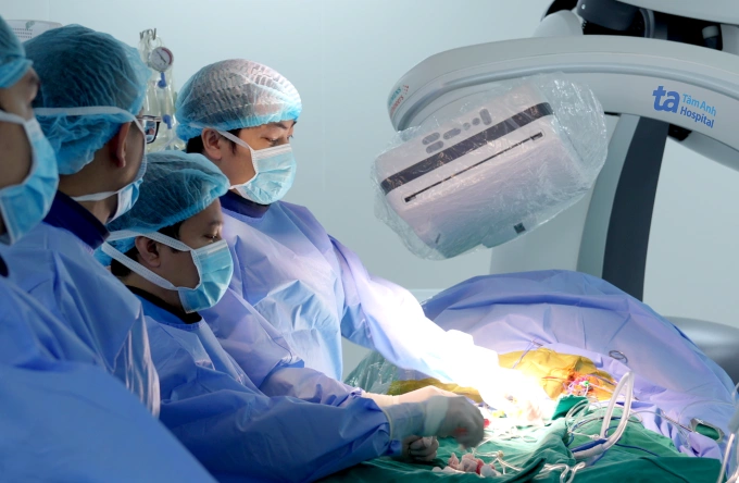 Ba lần can thiệp tái thông mạch vành cùng vị trí Êkíp can thiệp tái thông mạch vành cho người bệnh. Ảnh: Bệnh viện Đa khoa Tâm Anh