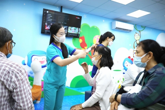 Chủ động chăm sóc sức khỏe khi cúm mùa phức tạp Nhiều người dân chủ động chăm sóc sức khỏe, củng cố hệ miễn dịch trong mùa mưa bão. Ảnh: LC